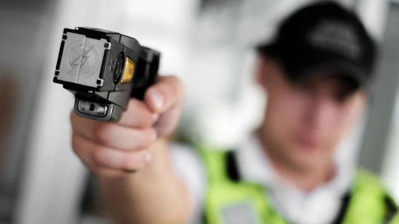 LA POLICÍA DE LA CIUDAD SE PREPARA PARA USAR LAS TASER