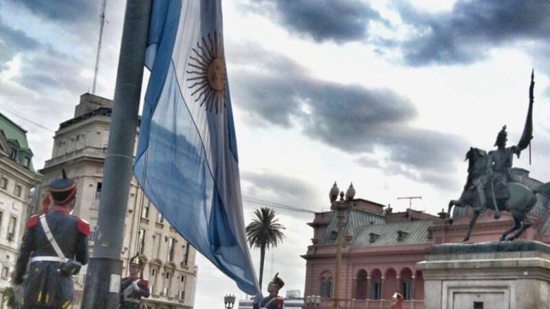 SE MOSTRÓ POR PRIMERA VEZ LA BANDERA MÁS GRANDE DEL PAÍS Y FLAMEÓ EN PLAZA DE MAYO