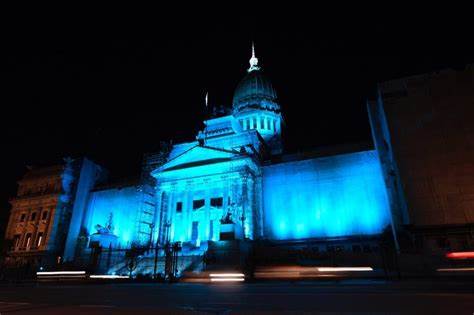 EDIFICIOS Y MONUMENTOS SE ILUMINAN POR EL DÍA DE LA DISLEXIA