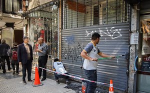 LIMPIEZA DE FRENTES DE COMERCIOS VANDALIZADOS DURANTE LAS MOVILIZACIONES EN LA CIUDAD