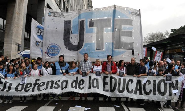 DOCENTES DE UTE REALIZAN PARO CON MOVILIZACIÓN A LA LEGISLATURA