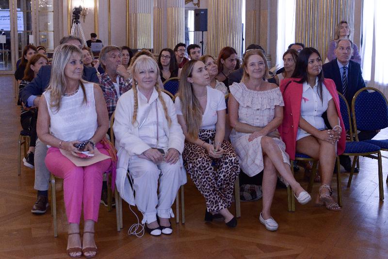 LA LEGISLATURA CONMEMORÓ EL “MES DE CONCIENTIZACIÓN SOBRE EL CÁNCER DE MAMA”