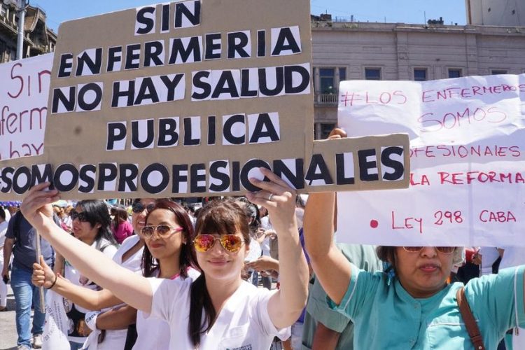 LA LEGISLATURA DEBATE LOS PROYECTOS PARA INCLUIR A LOS ENFERMEROS COMO PROFESIONALES