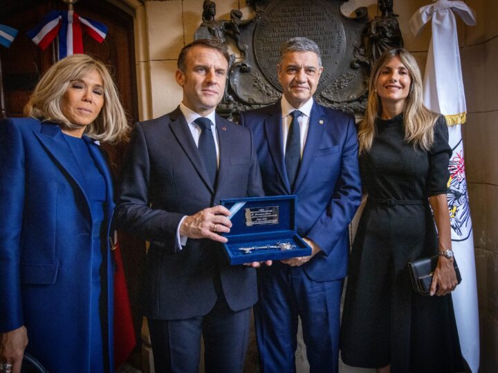 JORGE MACRI LE ENTREGÓ LA LLAVE DE LA CIUDAD AL PRESIDENTE DE FRANCIA