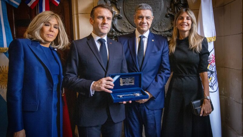 JORGE MACRI LE ENTREGÓ LA LLAVE DE LA CIUDAD AL PRESIDENTE DE FRANCIA