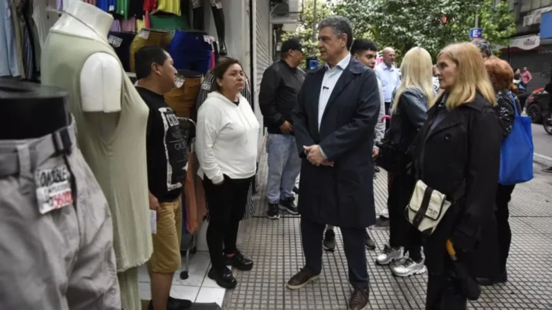 JORGE MACRI RECORRIÓ LAS CALLES DEL BARRIO DE ONCE