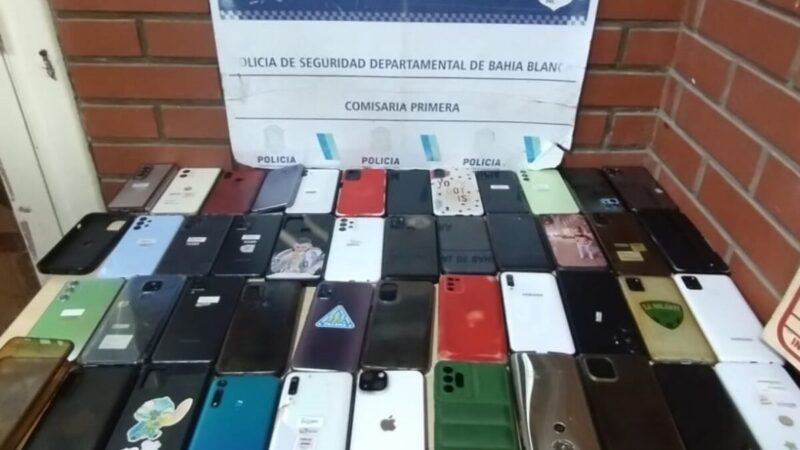 LA POLICÍA DE LA CIUDAD RECUPERÓ MÁS DE 40 CELULARES ROBADOS Y LOS DEVOLVIÓ A SUS DUEÑOS