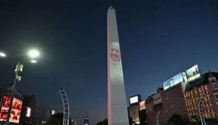 LACIUDAD INTERVIENE EL OBELISCO EN APOYO AL PAPA FRANCISCO Y UN HOMENAJE A LA FAMILIA BIBAS