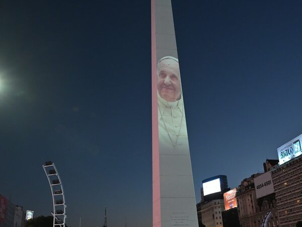 MENSAJE DE APOYO AL PAPA FRANCISCO EN EL OBELISCO