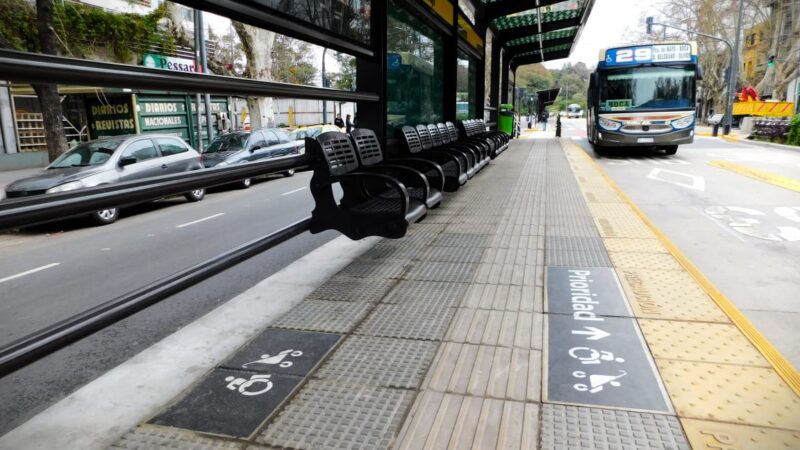 LAS PARADAS DE COLECTIVOS YA CUENTAN CON PICTOGRAMAS PARA MEJORAR LA ACCESIBILIDAD