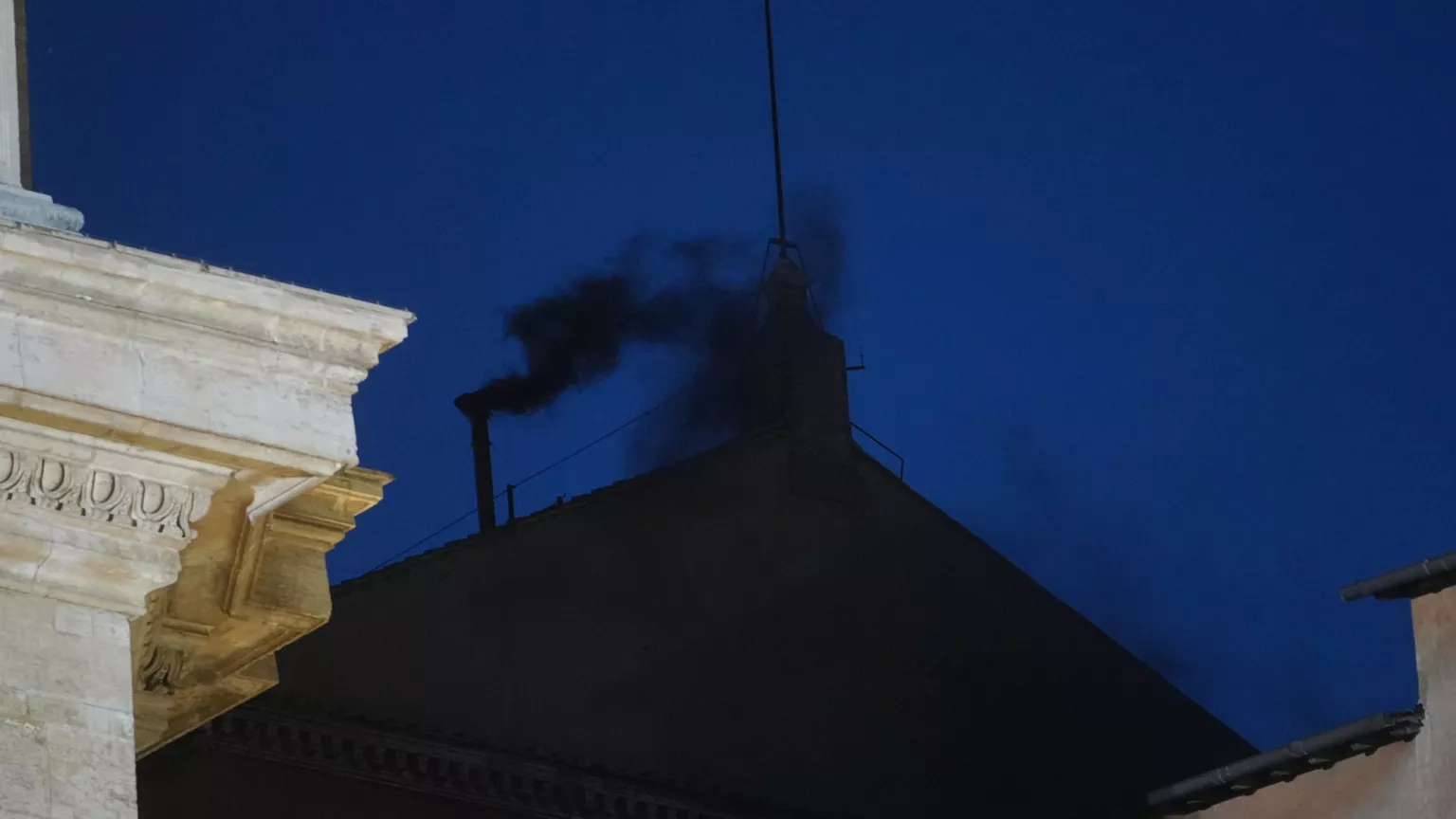 FUMATA NEGRA EN LA PRIMERA Y SEGUNDA VOTACIÓN PARA ELEGIR AL PAPA