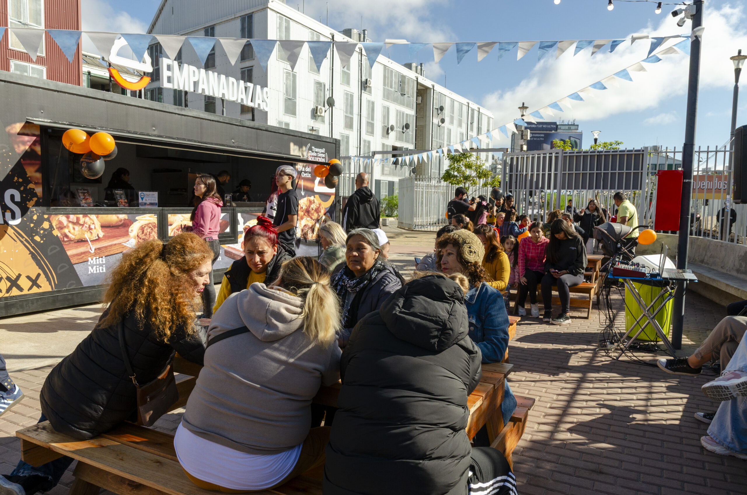 LA CIUDAD INAUGURÓ EL PATIO GASTRONÓMICO DEL BARRIO MUGICA