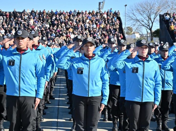 JURARON LA BANDERA LOS FUTUROS POLICÍAS Y BOMBEROS DE LA CIUDAD