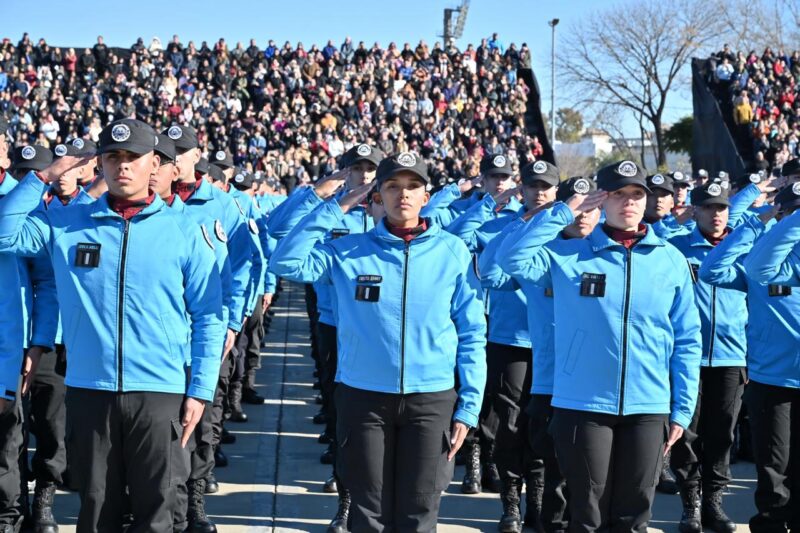 JURARON LA BANDERA LOS FUTUROS POLICÍAS Y BOMBEROS DE LA CIUDAD