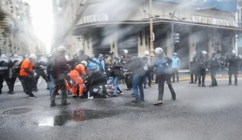 OTRA VEZ REPRESIÓN FUERA DEL CONGRESO