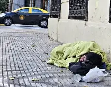 POR LAS BAJAS TEMPERATURAS, EL GOBIERNO PORTEÑO REFUERZA LA ASISTENCIA A LAS PERSONAS EN SITUACIÓN DE CALLE