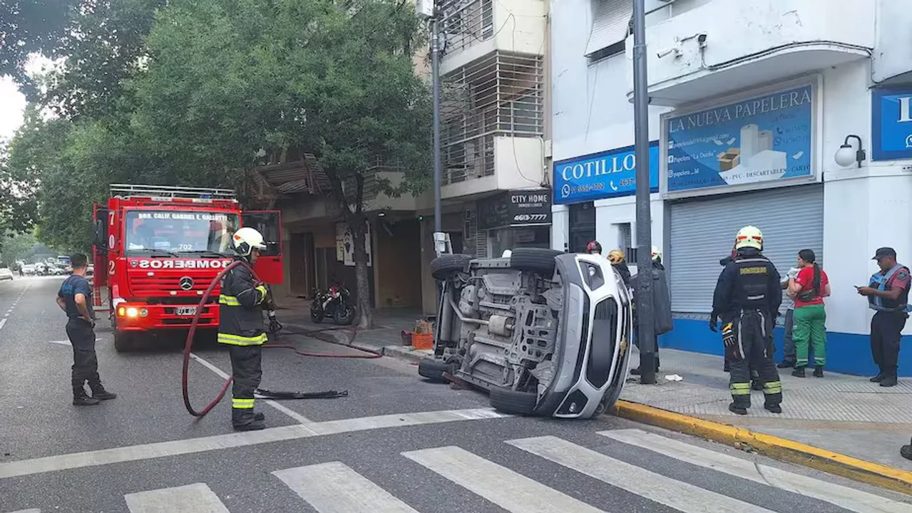 ACCIDENTE EN FLORES: UN VEHICULO VOLCÓ AL COCHAR CONTRA OTRO