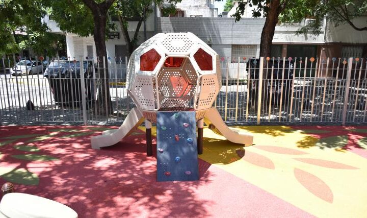 UNA PLAZOLETA EN FLORES HOMENAJEA AL PAPA FRANCISCO