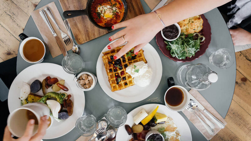 VACACIONES Y ALIMENTACIÓN SALUDABLE: RECOMENDACIONES PARA COMER BIEN FUERA DE CASA