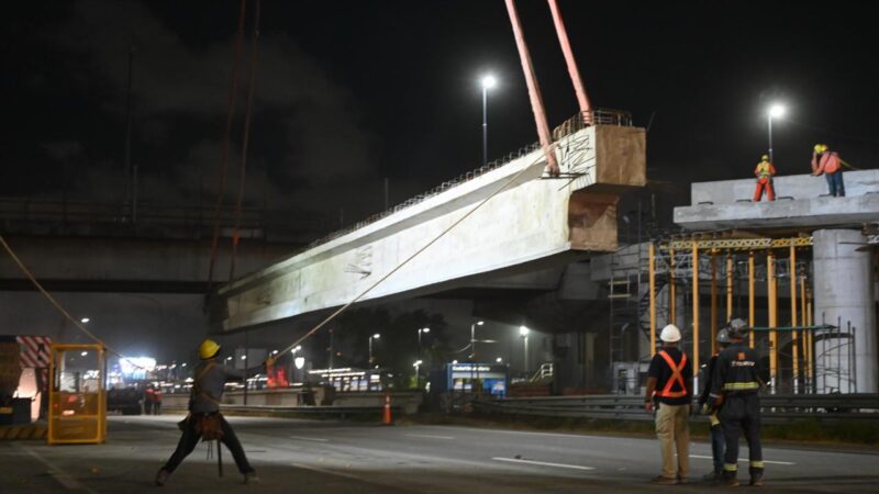 EN UN MEGAOPERATIVO NOCTURNO COLOCARON VIGAS DE 45 TONELADAS PARA AMPLIAR EL PUENTE LABRUNA SOBRE CANTILO