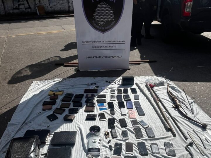 DETUVIRON EN PQUE CHACABUCO A 4 PERSONAS CON OBJETOS ROBADOS Y ARMAS BLANCAS