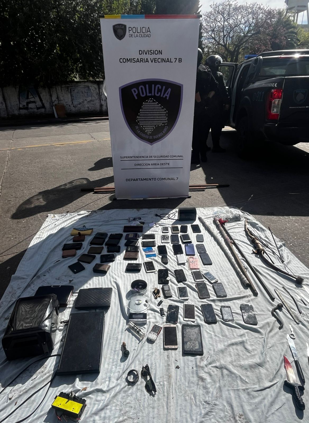 DETUVIRON EN PQUE CHACABUCO A 4 PERSONAS CON OBJETOS ROBADOS Y ARMAS BLANCAS