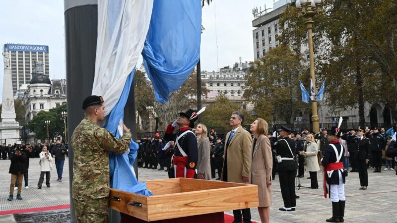 DÍA DE LA PATRIA: JORGE MACRI ENCABEZÓ EL IZAMIENTO DE LA BANDERA EN LA PLAZA DE MAYO