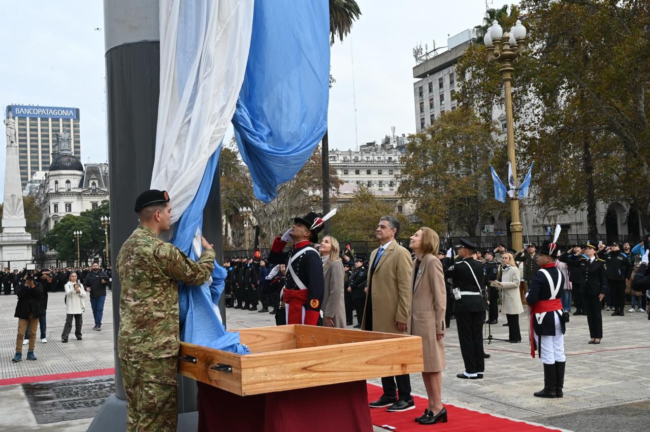 DÍA DE LA PATRIA: JORGE MACRI ENCABEZÓ EL IZAMIENTO DE LA BANDERA EN LA PLAZA DE MAYO