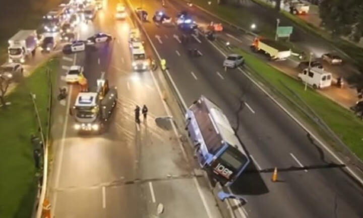 LA AV. GENERAL PAZ AMANECIÓ CORTADA EN AMBOS SENTIDOS POR UN CHOQUE