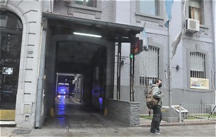 UN POLICÍA FUE TOMADO DE REHÉN POR SUS DETENIDOS